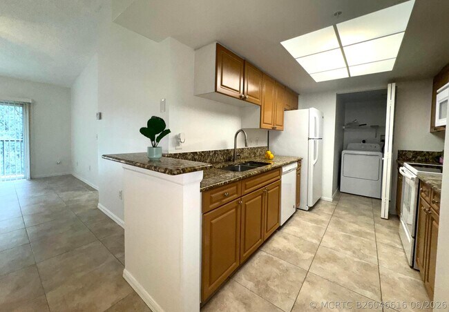 Building Photo - 1300 Crestwood Ct S