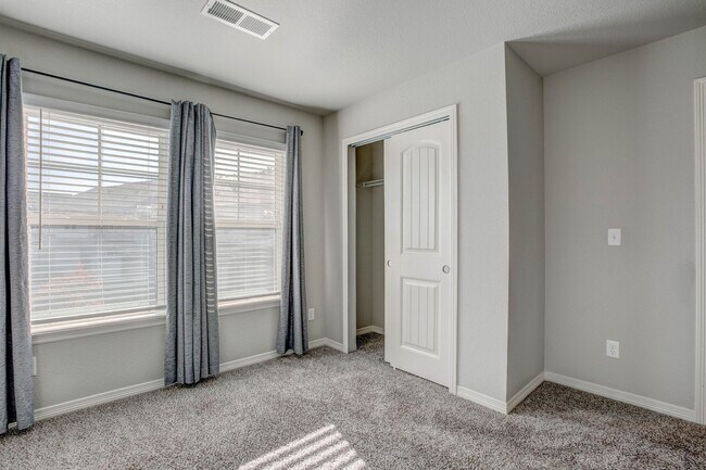 Building Photo - 884 Winding Brk Dr