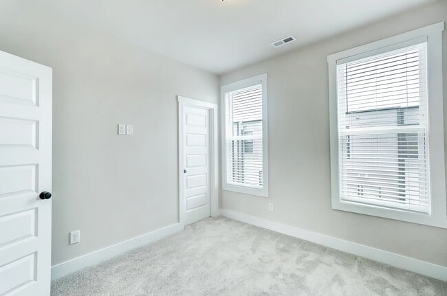 Building Photo - 3 Bedroom Townhome minutes from South End!