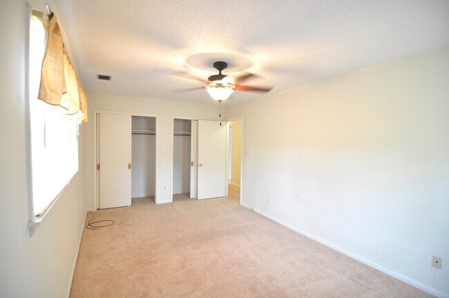 Building Photo - 2505 Lancelot Dr SE