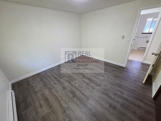 Building Photo - Check out this completely wonderful 2-bedroom, 1.0-bath unit!
