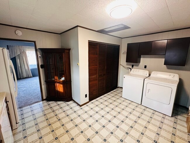 Building Photo - 1031 Field Dr