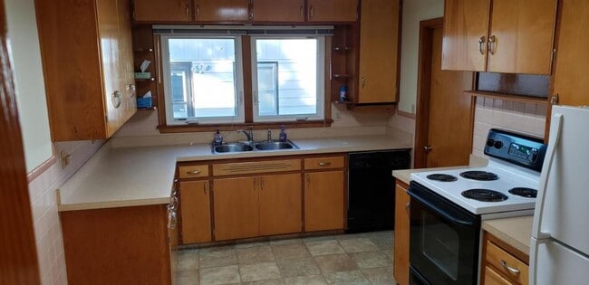 Building Photo - 1602 Hanaford Ave