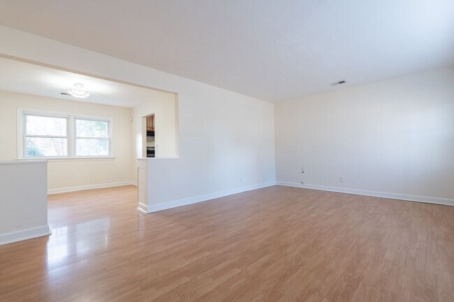 Building Photo - MOVE IN READY 4-bedroom Ranch home nestled in the Heart of Norfolk!