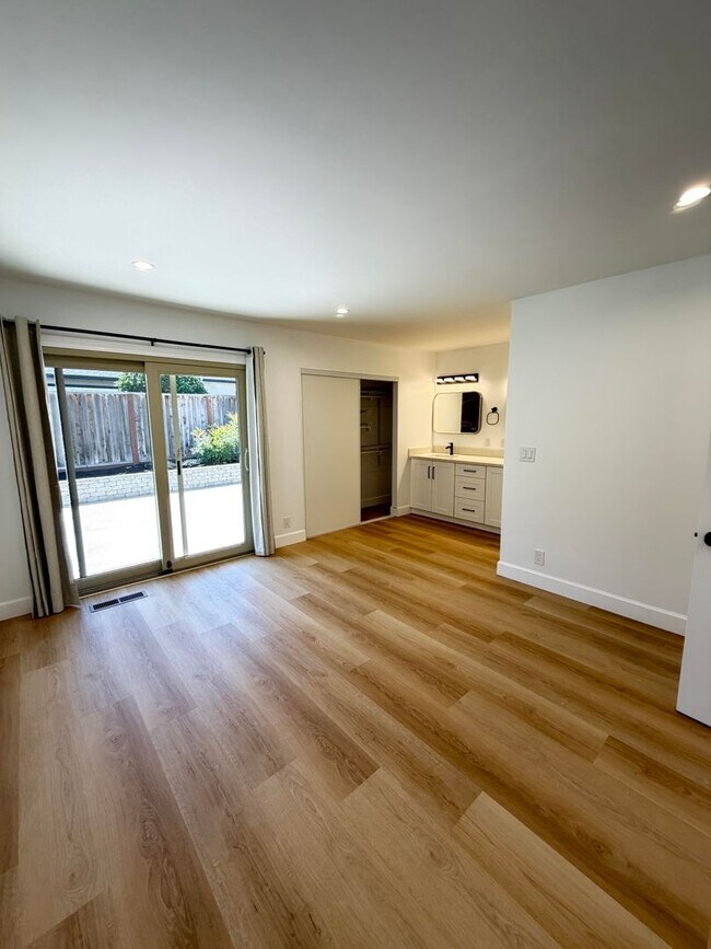 Building Photo - 9887 Broadmoor Dr