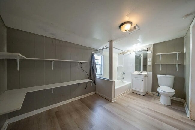 Building Photo - 807 Walnut St