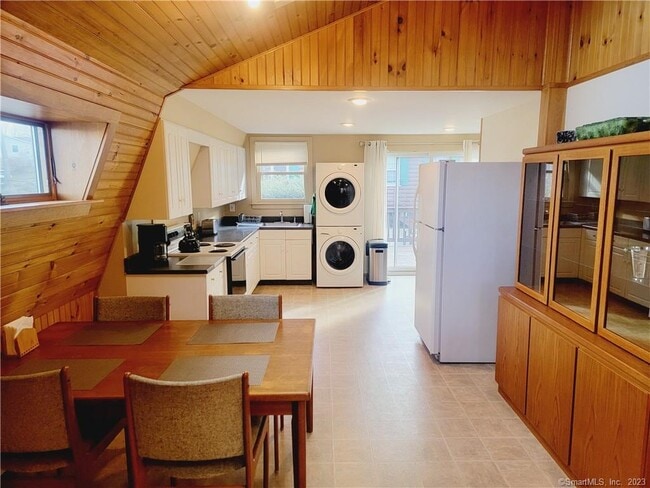 Building Photo - 4 -8 E Lake Rd