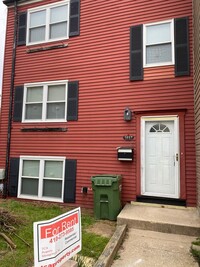 Building Photo - 3 Bedroom, 1.5 Bathroom End of Group Townh...