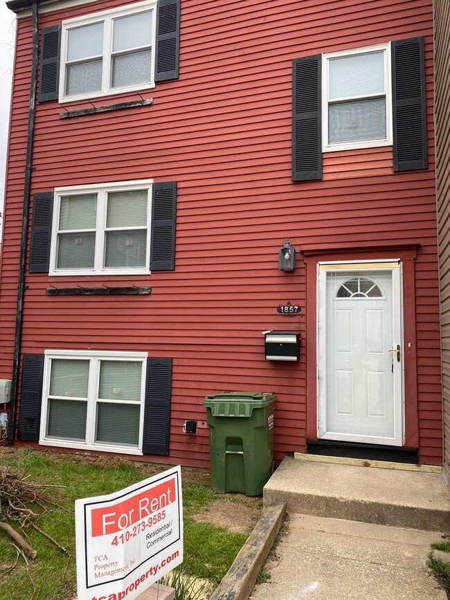 Building Photo - Spacious 3-bedroom, 1.5-bath end-unit townhome located in Edgewood