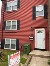 Building Photo - Spacious 3-bedroom, 1.5-bath end-unit townhome located in Edgewood