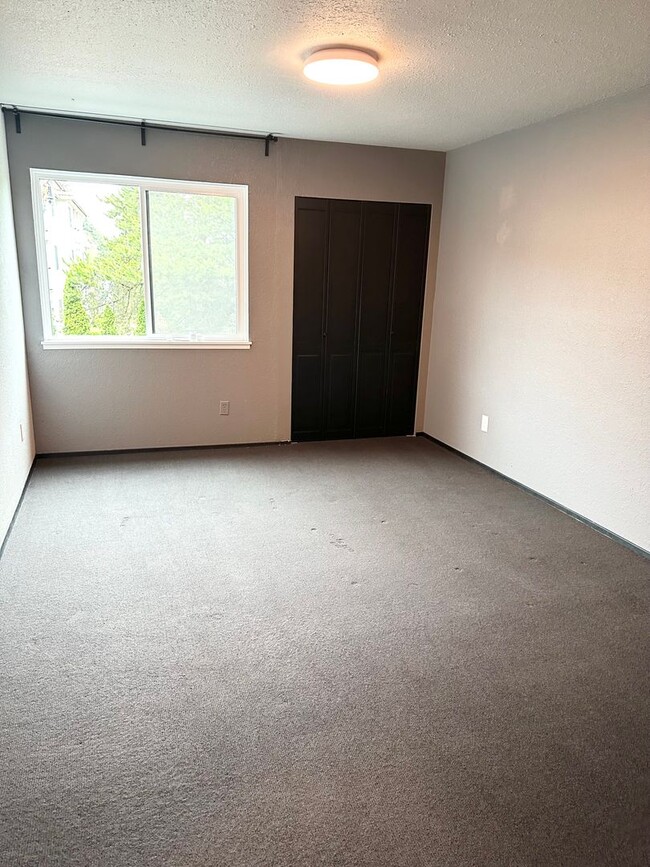 Building Photo - 2-bedroom, 2-bath Condo in Northgate. 2 pa...