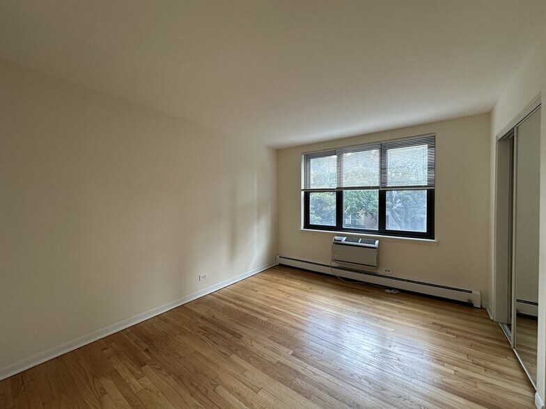 Building Photo - 432 W Oakdale Ave