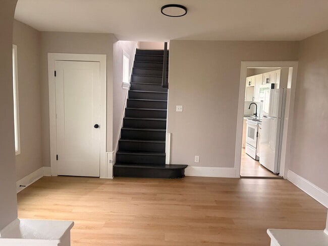 Building Photo - Newly Updated 2-Bedroom, 1 bath | Modern Finishes | $1,250/Month