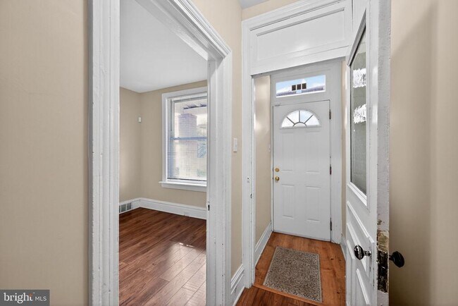 Building Photo - 652 Emerald St