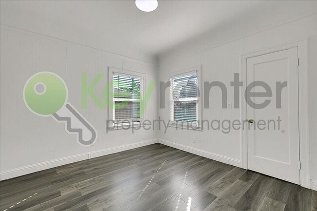 Building Photo - 4404 Lantana Ave