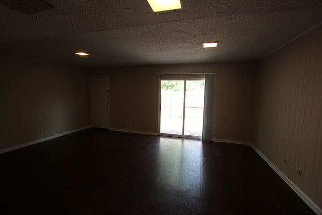 Building Photo - Beautiful 3 Bedroom, 2.5 Bath Townhome in Tyler – Available!