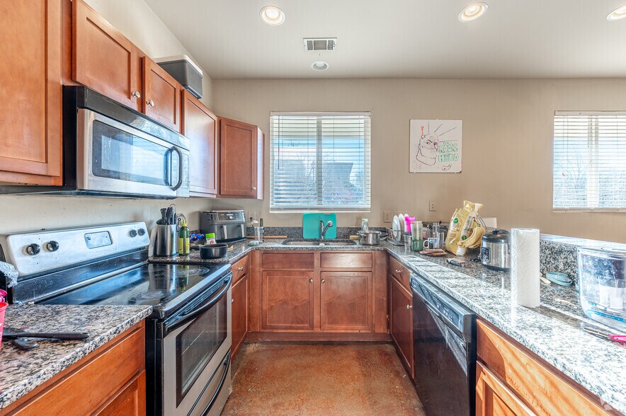 4BR, 4BA - Kitchen - 1030 Dr Martin Luther King Pky