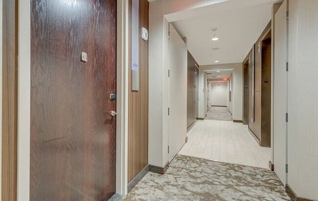 Building Photo - Highrise Condo in the Heart of Music City!