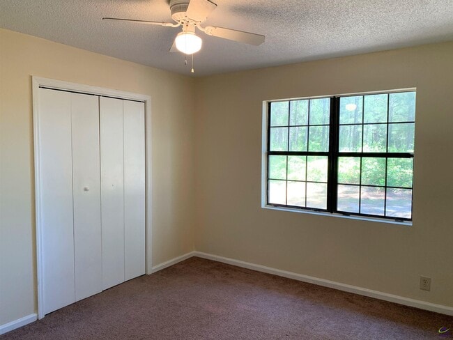 Building Photo - 671 Country Club Rd