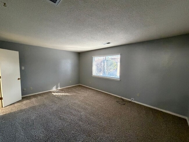 Building Photo - 3 Bedroom Single Story Home Available Near Louisiana Blvd NE & Candelaria Rd NE!