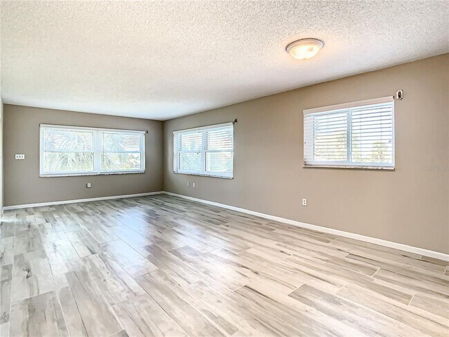 Building Photo - 4575 Cove Cir