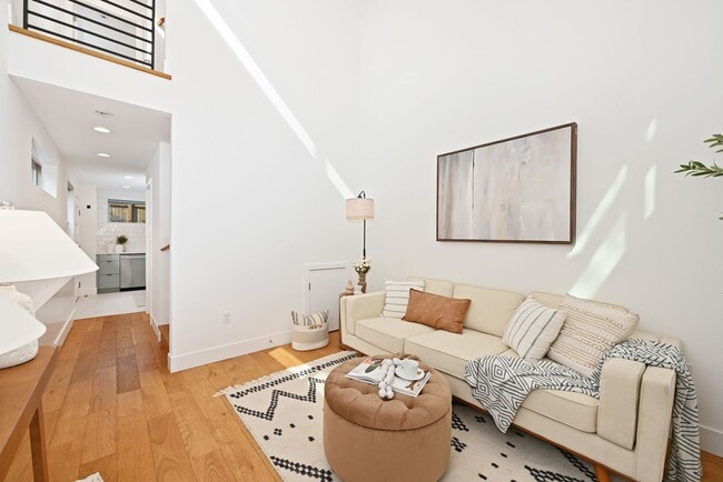 Building Photo - Modern 2BR End-Unit Townhome with Two Rooftop Decks