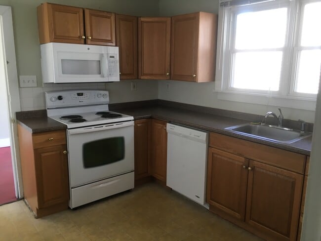 Primary Photo - 70 New London Rd