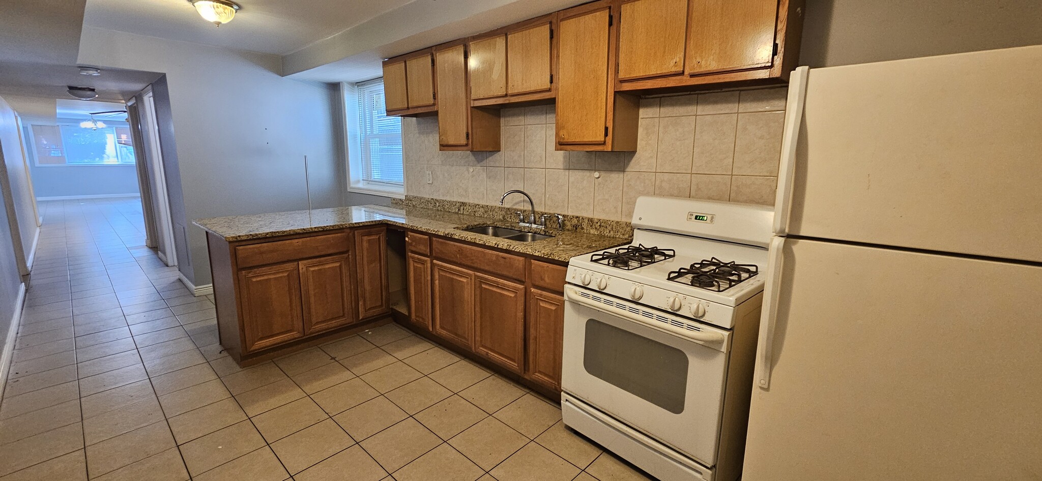 Building Photo - 2444 W Homer St