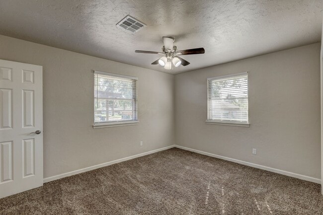 Building Photo - Spacious Elegance: Open Floor Plan, Dual V...