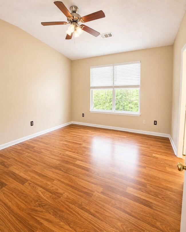 Building Photo - 314 Country Club Dr