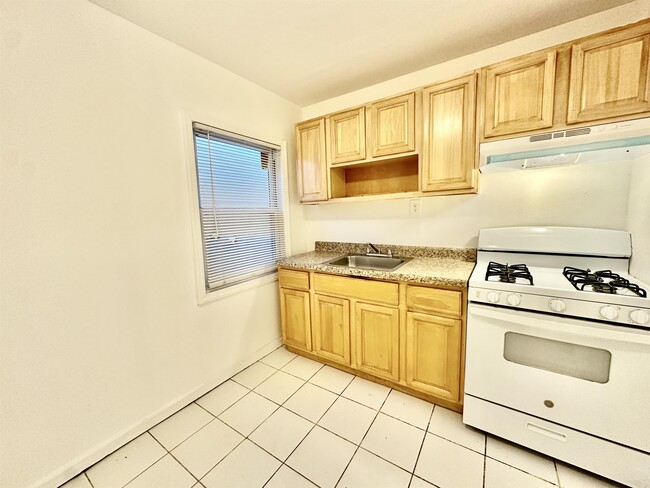 Building Photo - 31-33-33 Tillinghast St