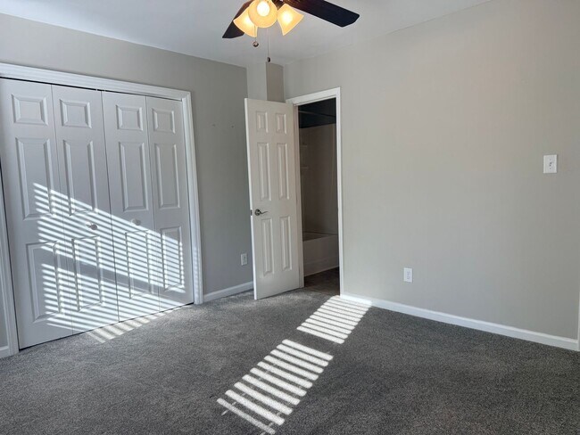 Building Photo - 2922 Glenridge Dr