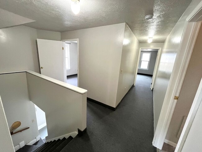 Building Photo - FIVE BEDROOM HOUSE !!. Just a four-minute ...