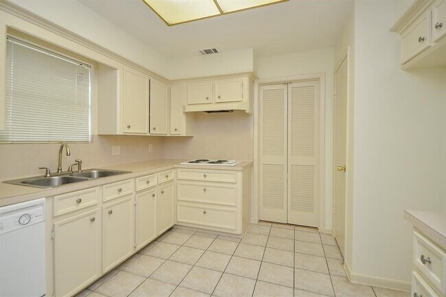 Building Photo - 4811 Wind Chimes Dr