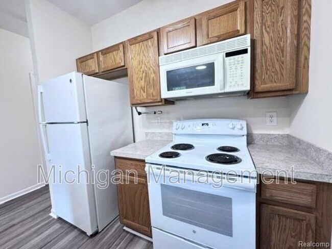 Building Photo - 488 Village Dr