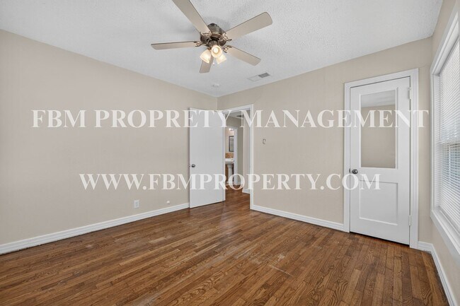 Building Photo - 2358 Norwood Dr