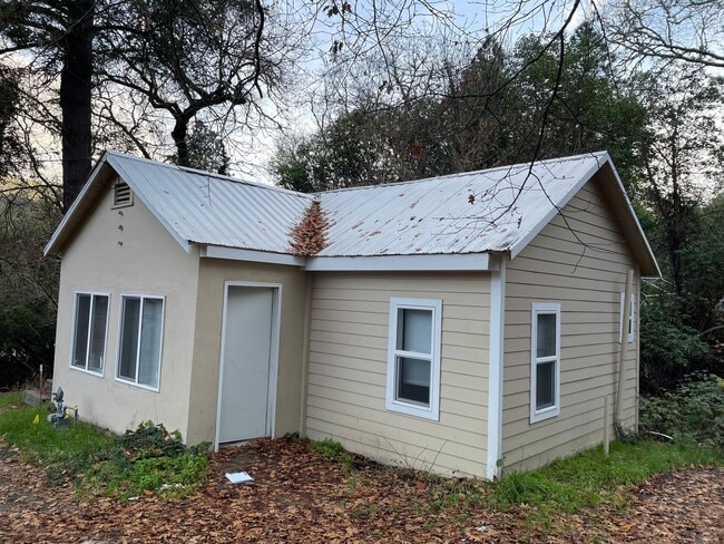 Primary Photo - Cute Bungalow Style 1 Bedroom 1 Bath Home--Washer/dryer included!!