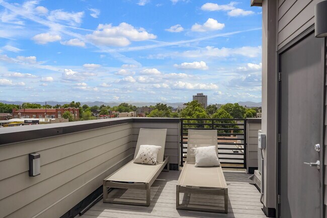 Building Photo - Stylish Sloan’s Lake Townhome with Rooftop...