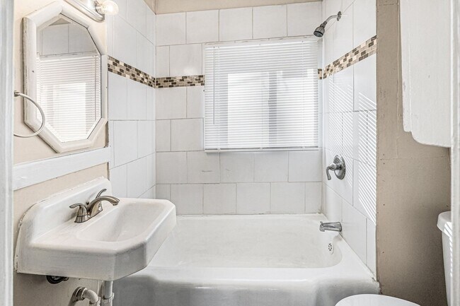 Building Photo - Beautiful 2 Bedroom 1 Bathroom house in Kansas City!