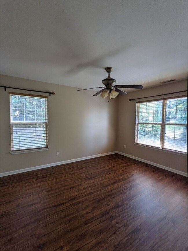 Building Photo - Woodfin Rental!