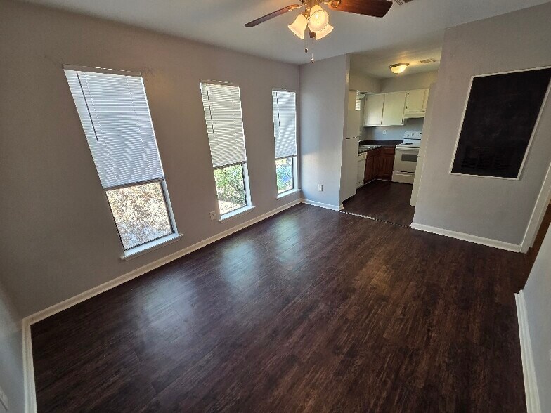 Primary Photo - 406 Manuel Dr