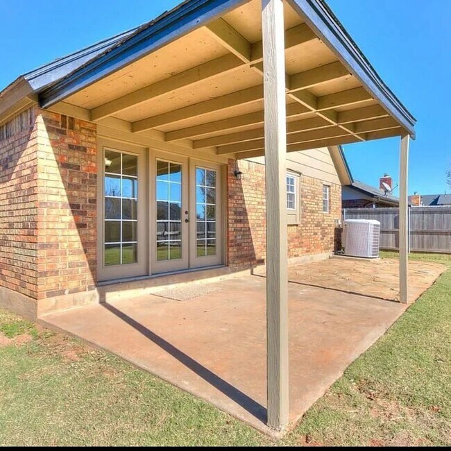 Building Photo - This Beautiful 2 story has all the updates, including granite, luxury vinyl plank, new cabinets ,...