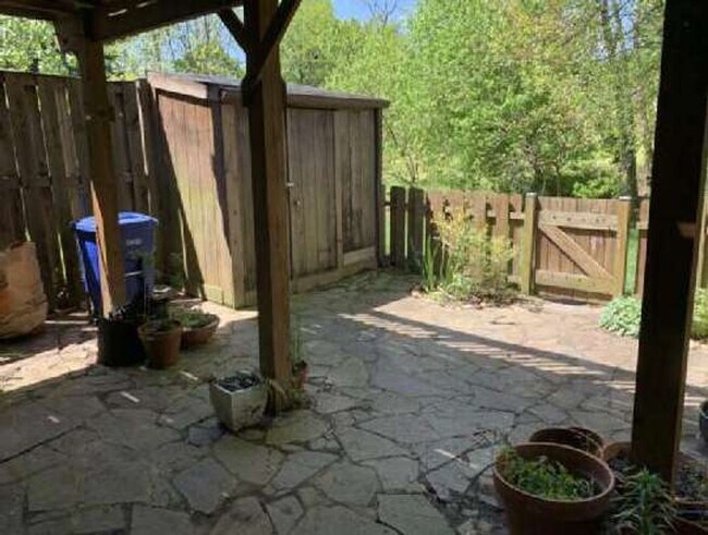 Building Photo - 2124 Glenn Spring Ct