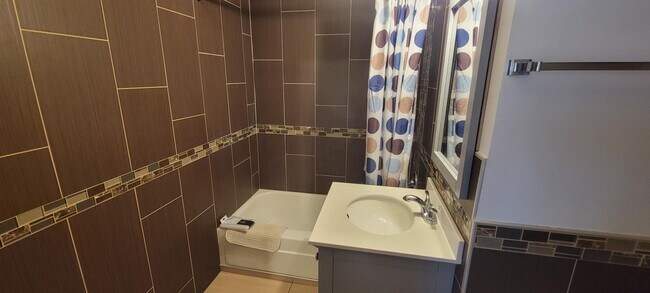 Building Photo - 1011 Lincoln St