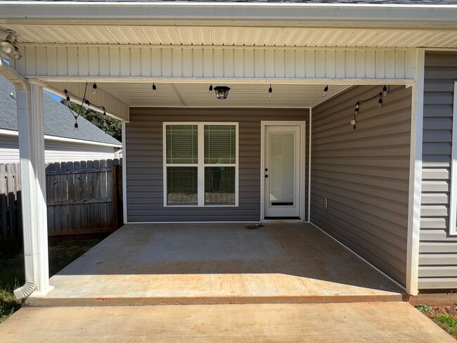 Building Photo - Beautiful Home that looks Brand New
