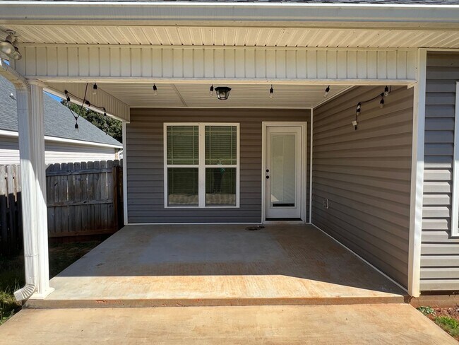 Building Photo - Beautiful Home that looks Brand New / First Full Month's Rent FREE with a 13 Month Lease!!