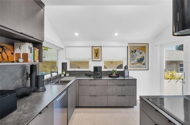 Building Photo - 747 2nd St N