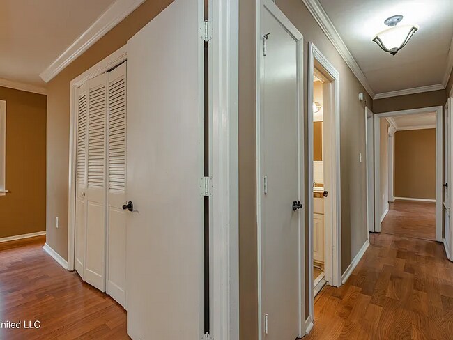 Building Photo - 400 Oakhill Cir