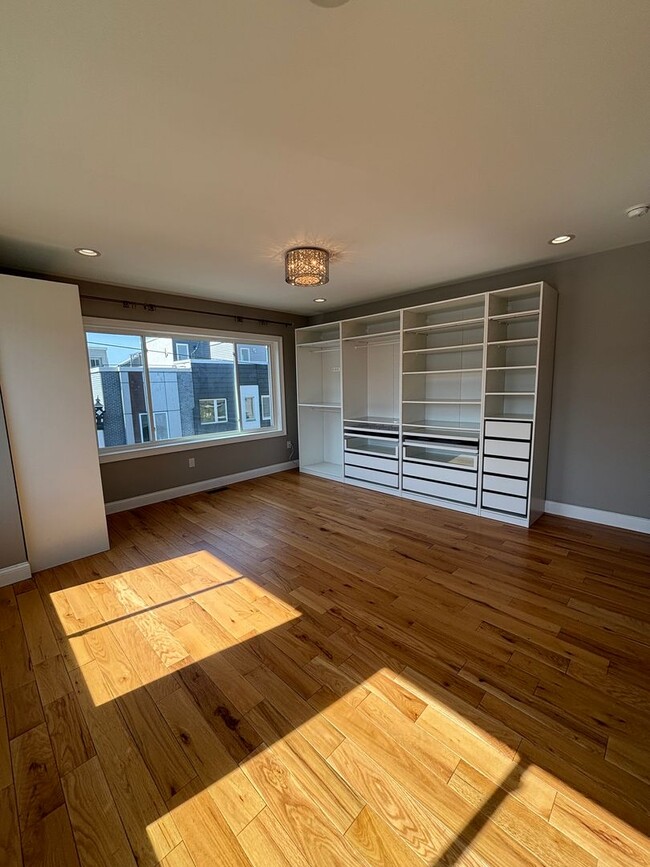 Building Photo - Gorgeous 4 Bedroom house with Three Roof-D...