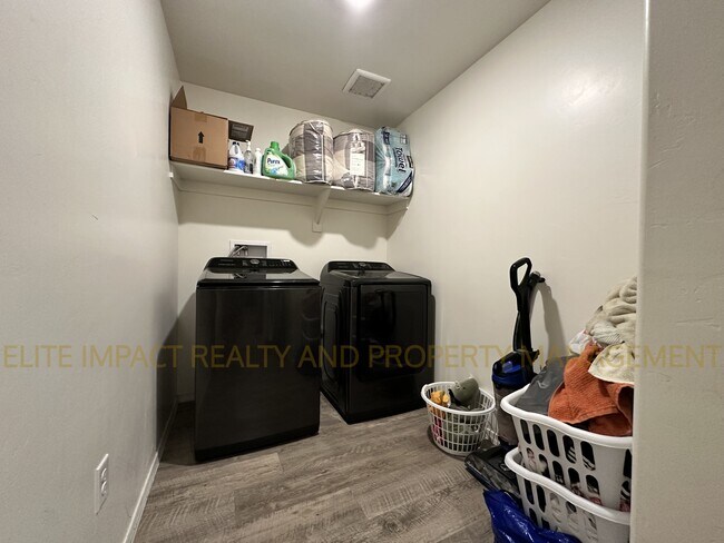 Building Photo - 6948 S Victor Dr